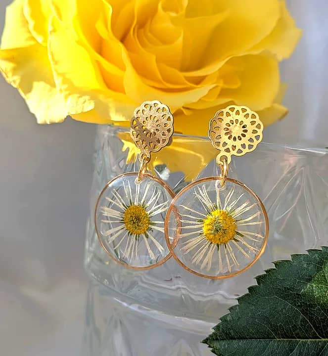 Kolczyki z kwiatami rumianku zatopionymi w żywicy